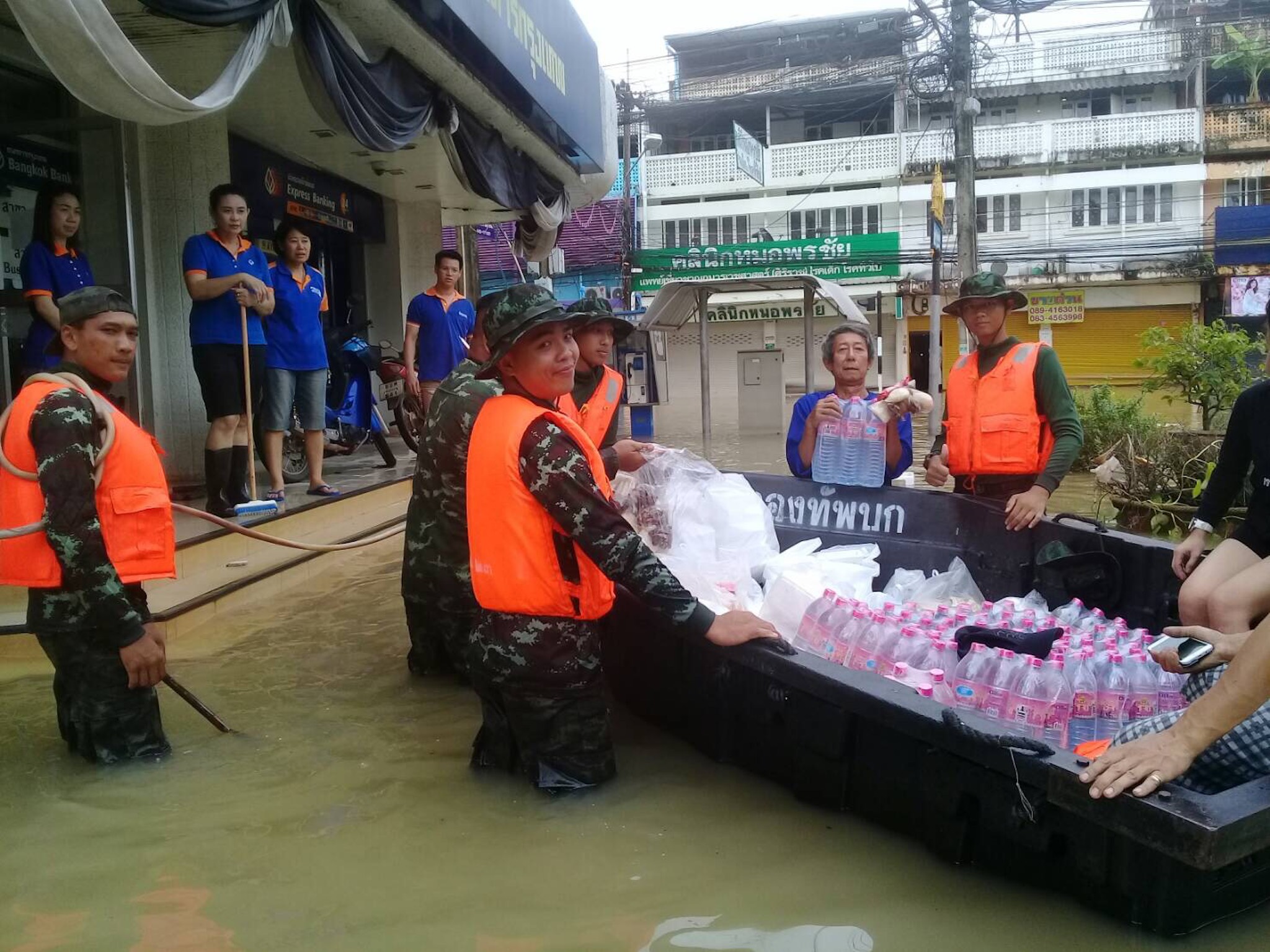 โครงการช่วยเหลือผู้ประภัยน้ำท่วมภาคอีสาน วันที่  7 สิงหาคม 2560  ณ มณฑลทหารบกที่ 23 ค่ายศรีพัชรินทร อ.เมือง  จ.ขอนแก่น   